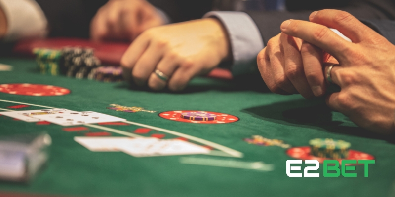 Poker E2BET: Hướng Dẫn Cơ Bản Dành Cho Người Mới Chơi 3 Các quyền hành động trong ván bài Poker E2BET